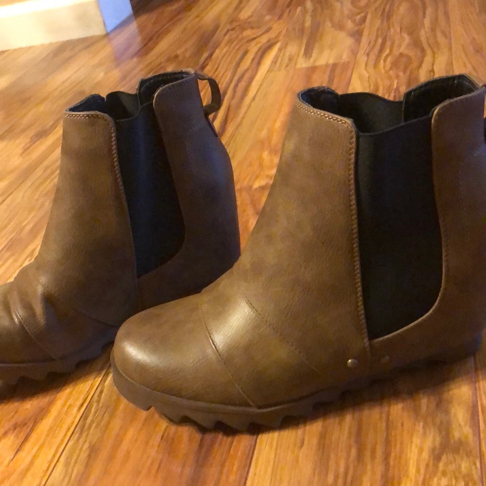 Short ankle boots.